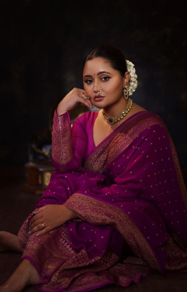 Rashami Desai looked absolutely stunning in her purple nauvari saree. What truly added to her traditional Marathi look was the beautiful big nath 